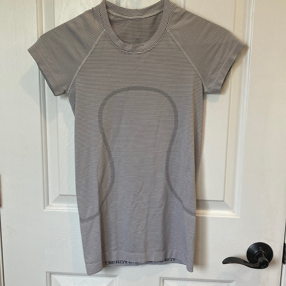 Lululemon Swiftly Tech SS 2.0 the color is white w/ black stripes
